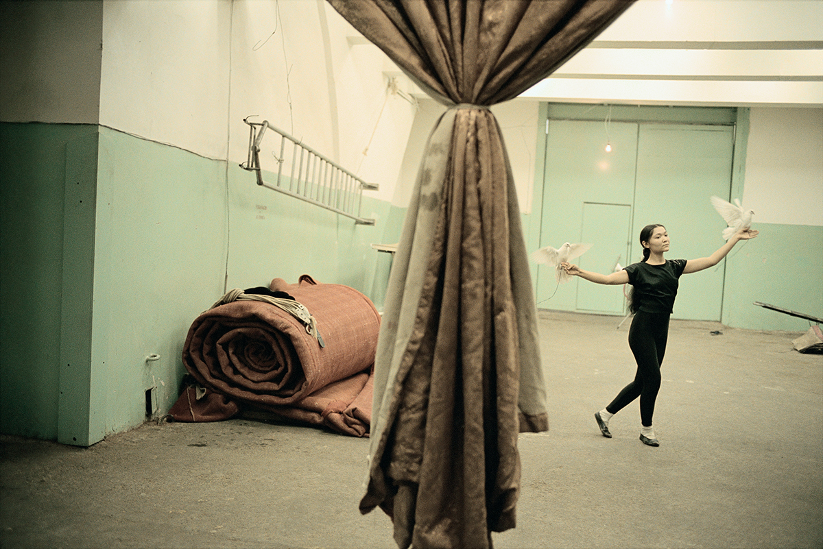 Loulan Beauty, Le cirque de Tachkent, Ouzbekistan, 2002. Photo de Claudine Doury.