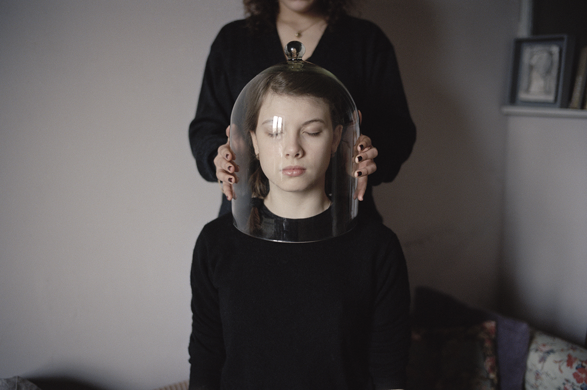 Sasha, La cloche de verre, 2009. Une photo de Claudine Doury.