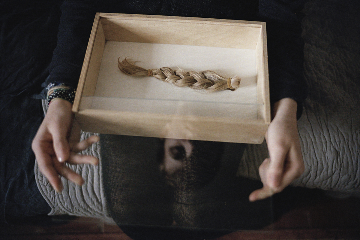 Sasha, La natte, 2008. Une photo de Claudine Doury.