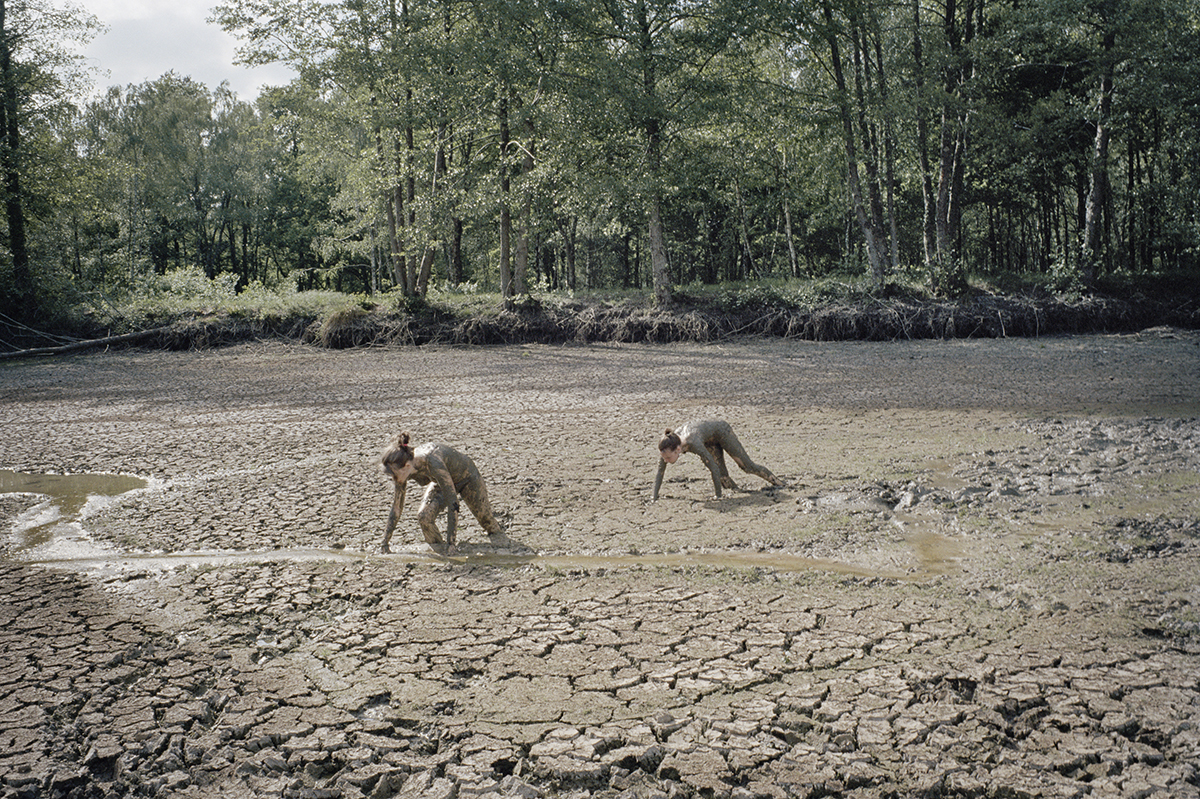 Sasha, La boue, 2007. Une photo de Claudine Doury.