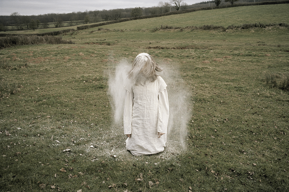 Sasha, Falling Angel, 2008. Une photo de Claudine Doury.