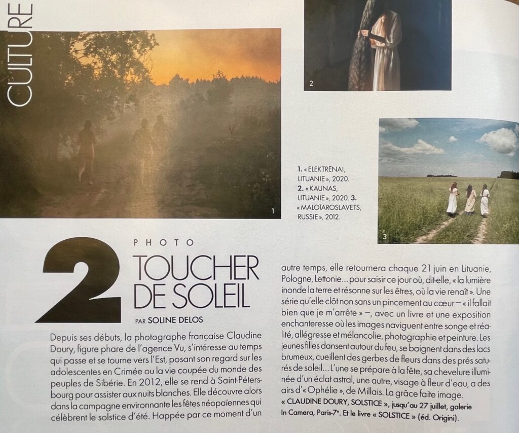 Article sur le travail de la photographe Claudine Doury en 2024, avec sa série Solstice. La photographe s'intéresse aux rites paiens dans les pays baltes, en Pologne, jusqu'en Russie.