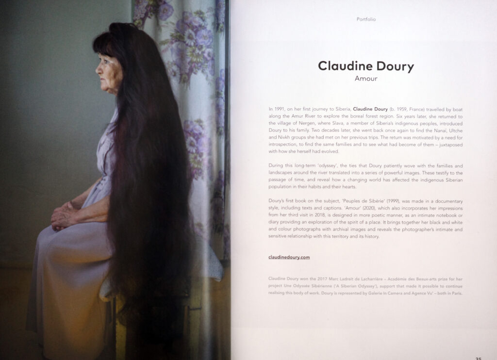 Article sur le travail de la photographe Claudine Doury en 2024, avec sa série Solstice. La photographe s'intéresse aux rites paiens dans les pays baltes, en Pologne, jusqu'en Russie.